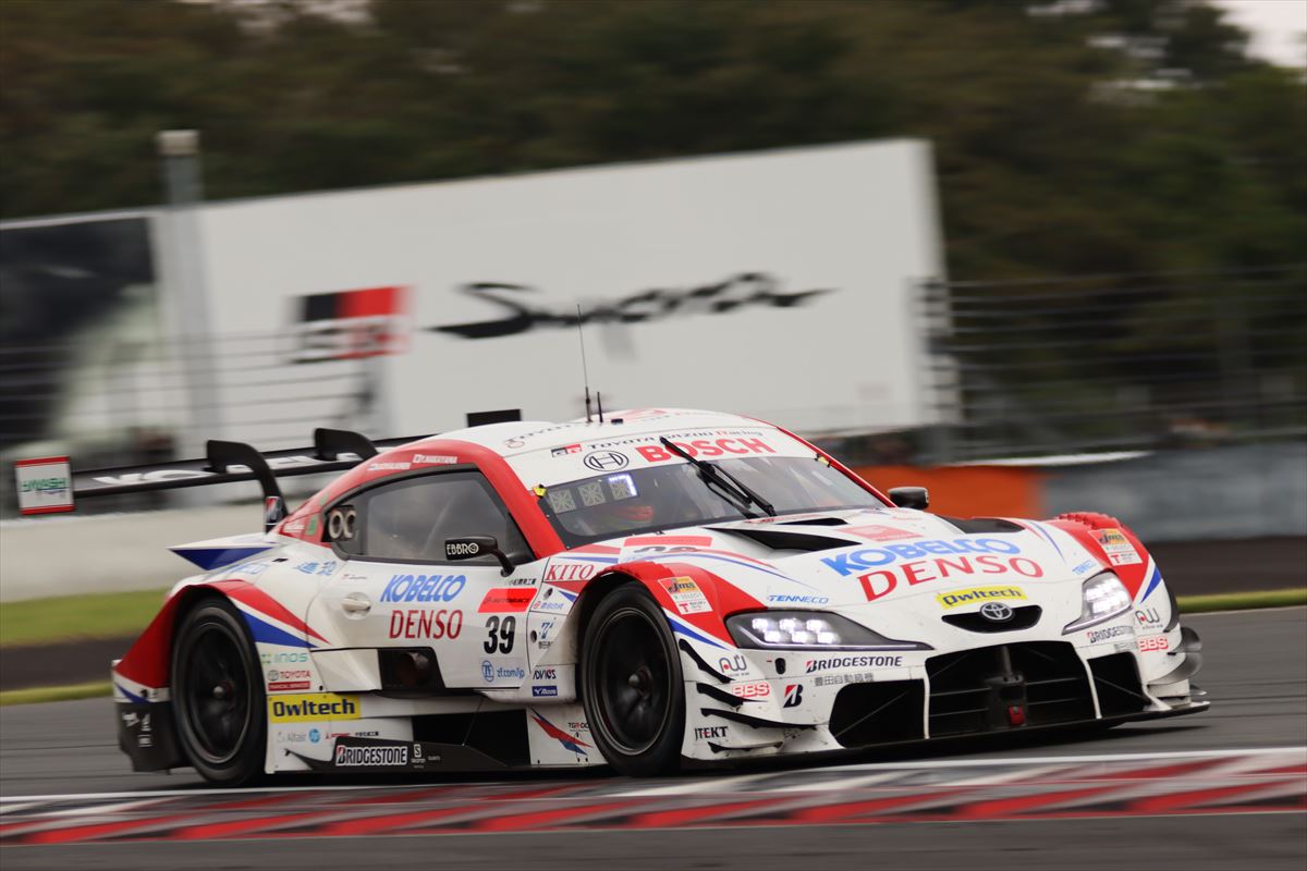 大勢のファンがサーキットで見守る中、DENSO KOBELCO SARD GR Supraが3