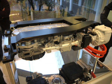 マツダのロータリーエンジンを用いたレンジエクステンダー発電ユニット（2013年12月）