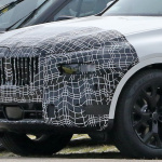 BMWのフラッグシップSUV「X7」改良型は、グリルがさらに拡大しアグレッシブに - BMW X7 2