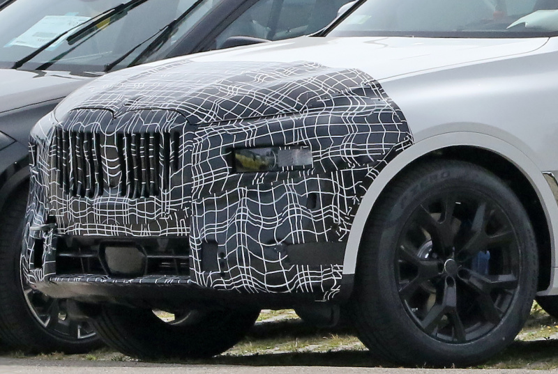 「BMWのフラッグシップSUV「X7」改良型は、グリルがさらに拡大しアグレッシブに」の1枚目の画像