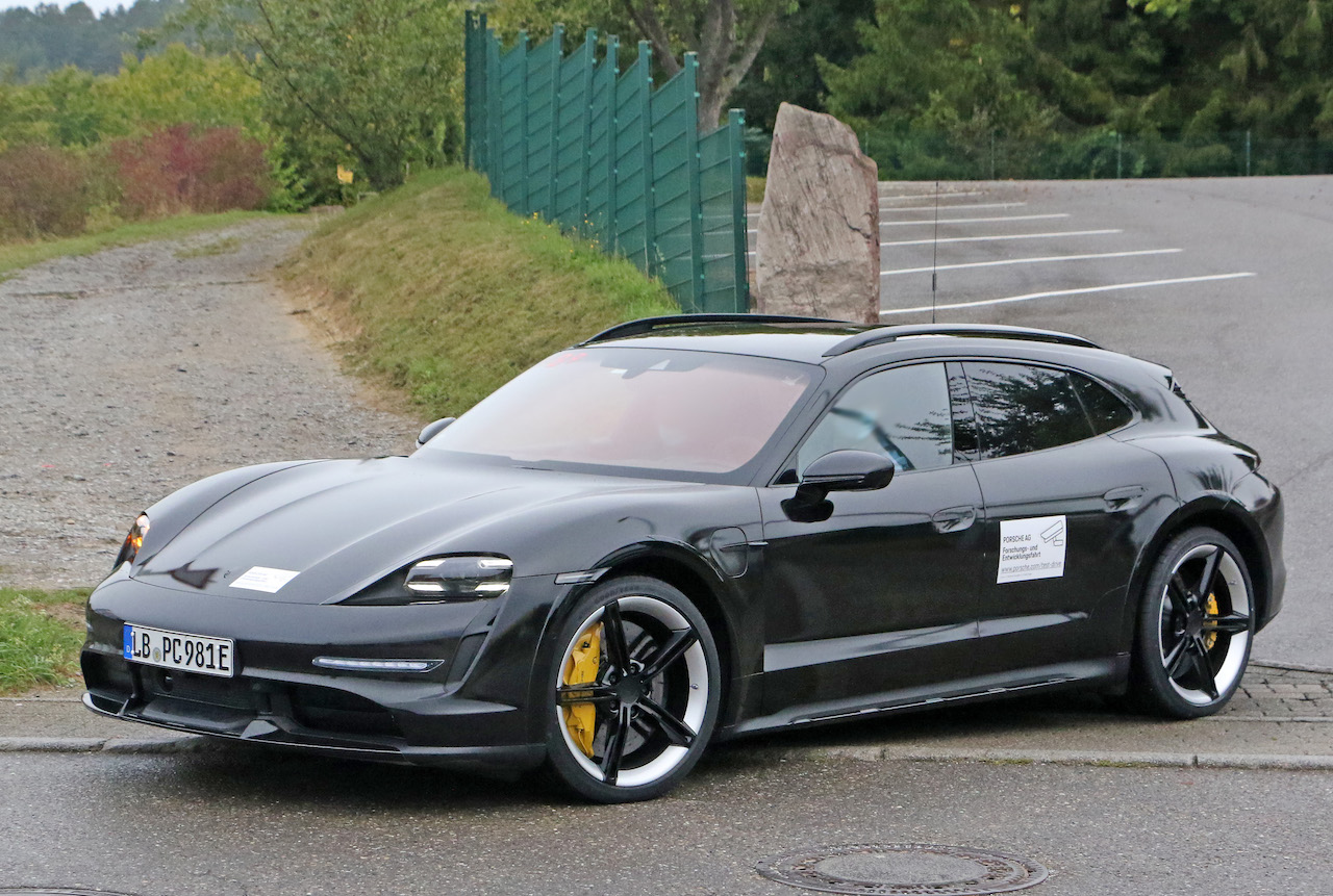 ついに完成形か？ ポルシェ タイカン クロスツーリスモ開発車両