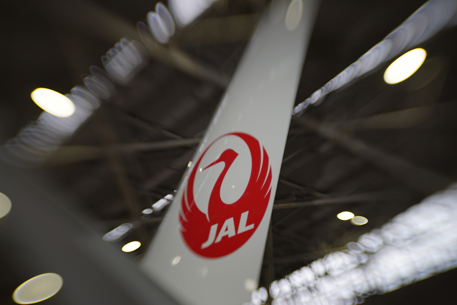 JALの鶴マーク 画像|JAL格納庫からスバル新型レヴォーグが発進!航空会社と自動車メーカーの目指す共通点とは? | clicccar.com