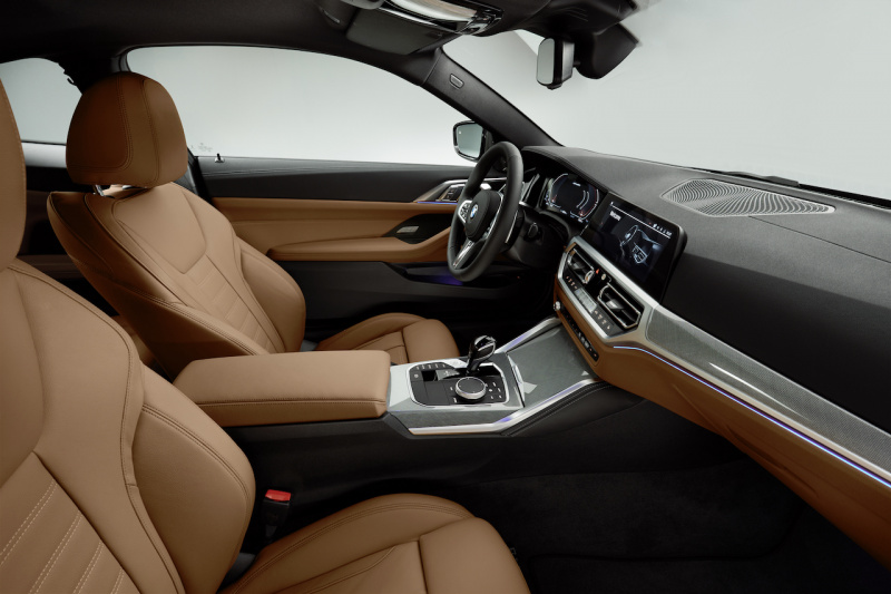 「大胆な縦型キドニーグリルが目を惹く新型BMW 4シリーズ クーペが登場【新車】」の3枚目の画像