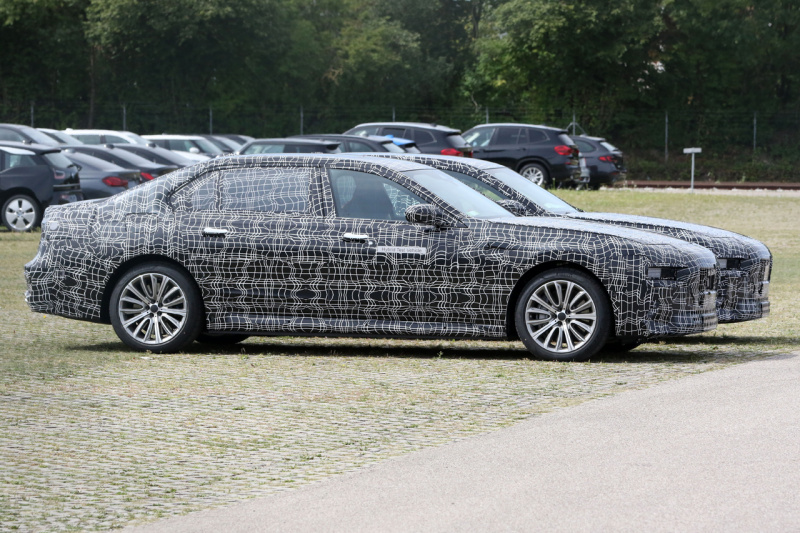「BMW・7シリーズ次世代型、EVとPHEVモデルをダブルスクープ！」の1枚目の画像