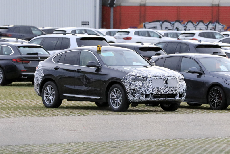 「BMW X4大幅改良へ。大型ドットグリル装備車の正体は!?」の2枚目の画像