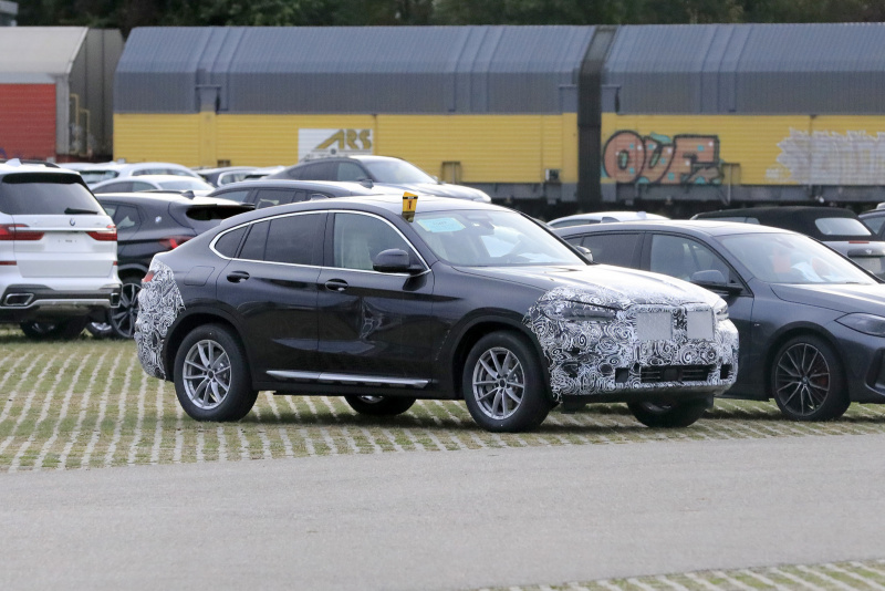 「BMW X4大幅改良へ。大型ドットグリル装備車の正体は!?」の3枚目の画像