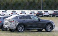BMW X4大幅改良へ。大型ドットグリル装備車の正体は!? - Spy shot of secretly tested future car