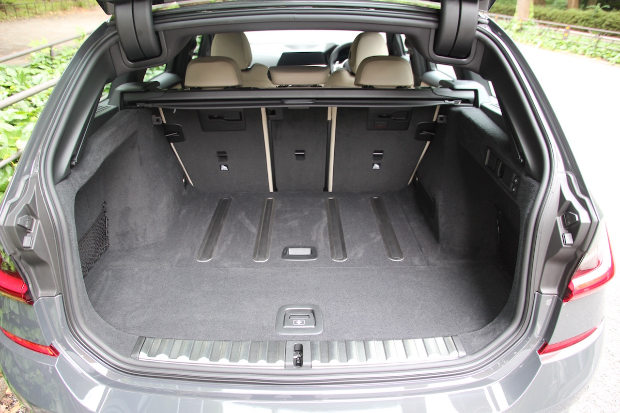 Bmw 3シリーズツーリング 2 0lディーゼル は Bmwらしさに溢れた傑作スポーツワゴン Clicccar Com