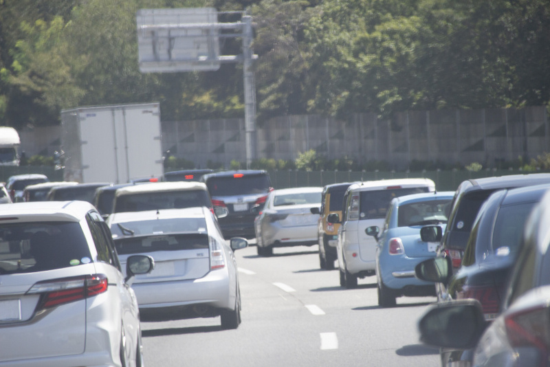 高速の渋滞では追い越し車線と走行車線のどっちが速い？