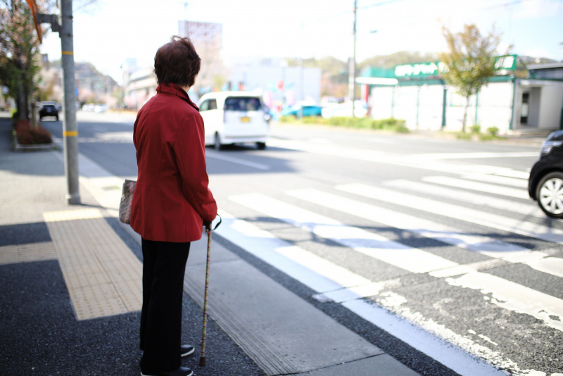 横断歩道は歩行者優先を無視すると大事故や罰則に