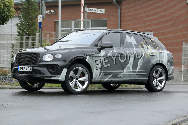 「「Beyond 100」戦略初のモデル、ベントレー・ベンテイガ「EWB」開発車両がテスト中！」の4枚目の画像