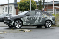 「Beyond 100」戦略初のモデル、ベントレー・ベンテイガ「EWB」開発車両がテスト中！ - Spy shot of secretly tested future car