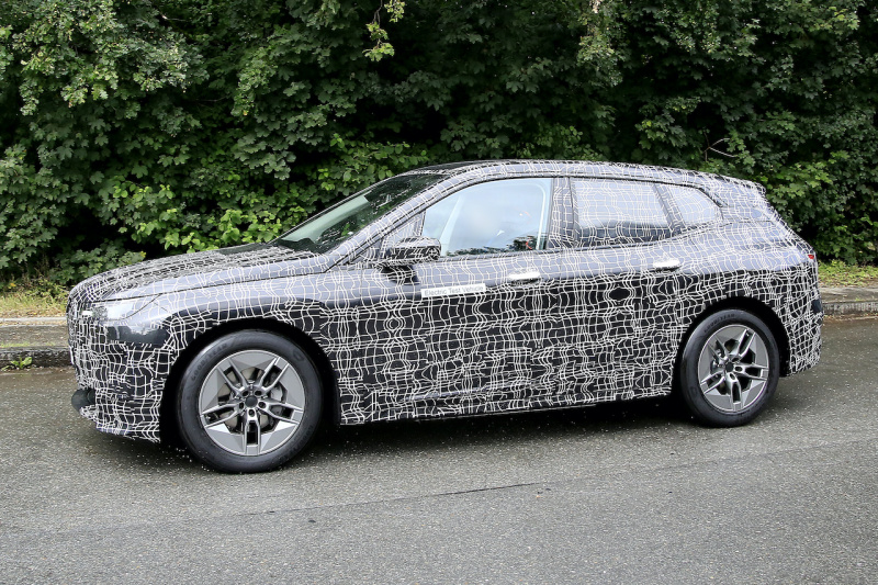 「発表秒読み。BMWフラッグシップ電気SUV「iNEXT」、市販型は1千万円超え！」の5枚目の画像