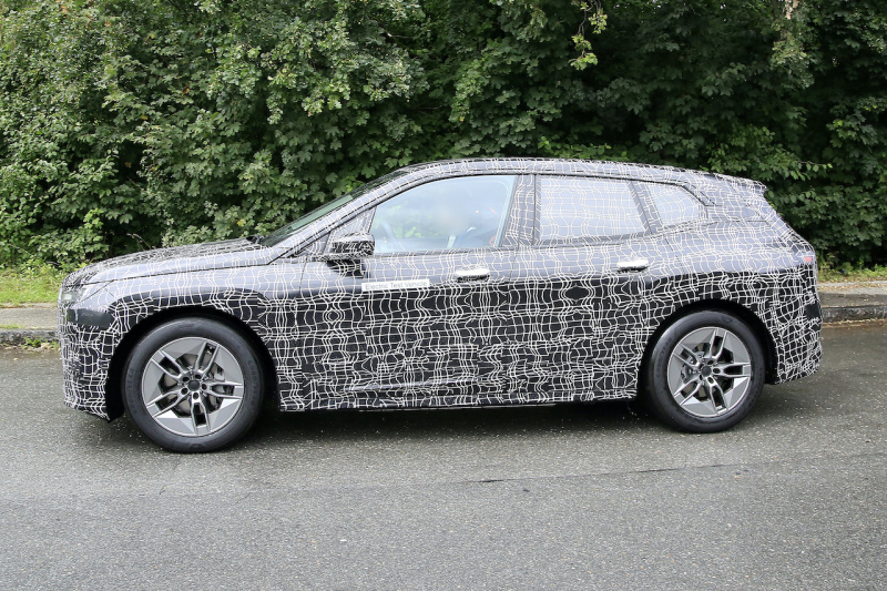 「発表秒読み。BMWフラッグシップ電気SUV「iNEXT」、市販型は1千万円超え！」の6枚目の画像
