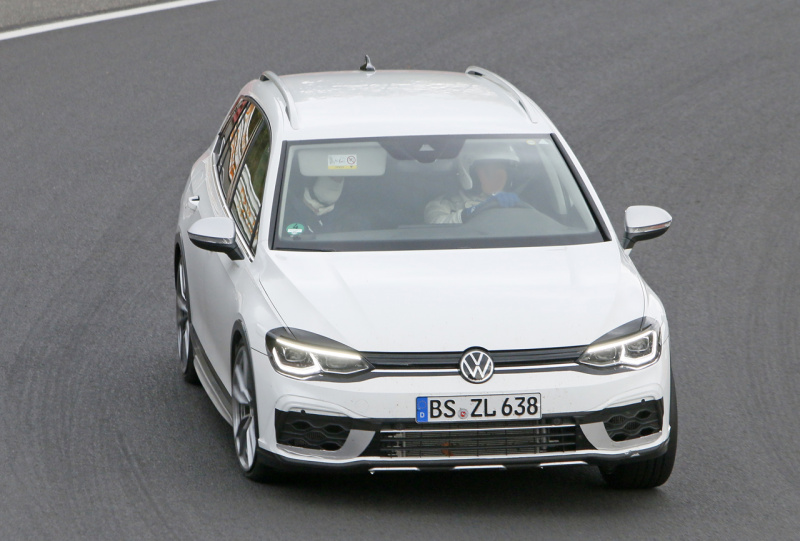 「新型VWゴルフR、早くもヴァリアント開発車両がニュル出現！」の2枚目の画像