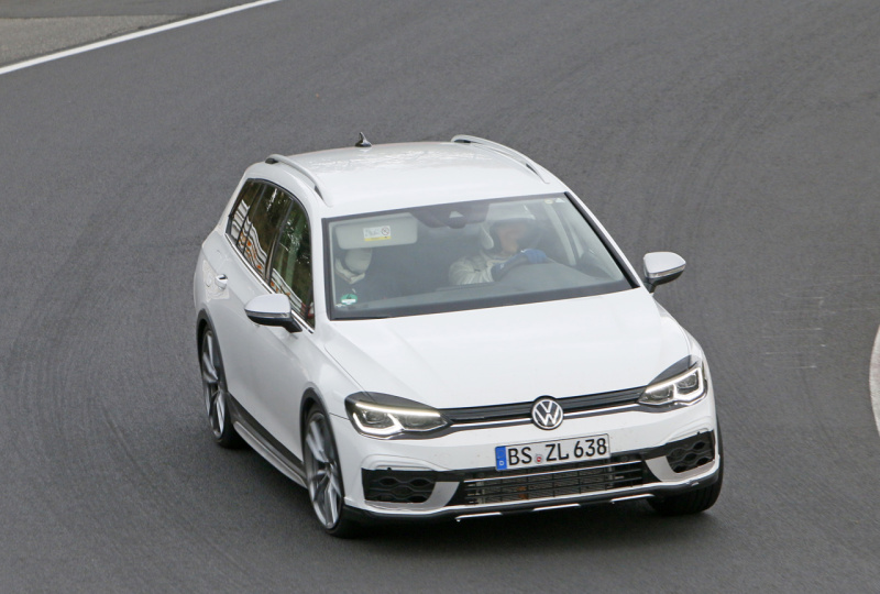 「新型VWゴルフR、早くもヴァリアント開発車両がニュル出現！」の3枚目の画像