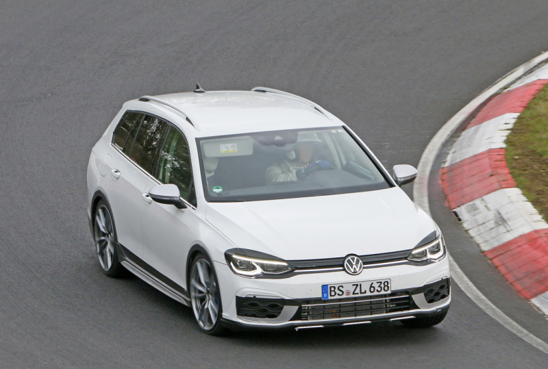 「新型VWゴルフR、早くもヴァリアント開発車両がニュル出現！」の4枚目の画像