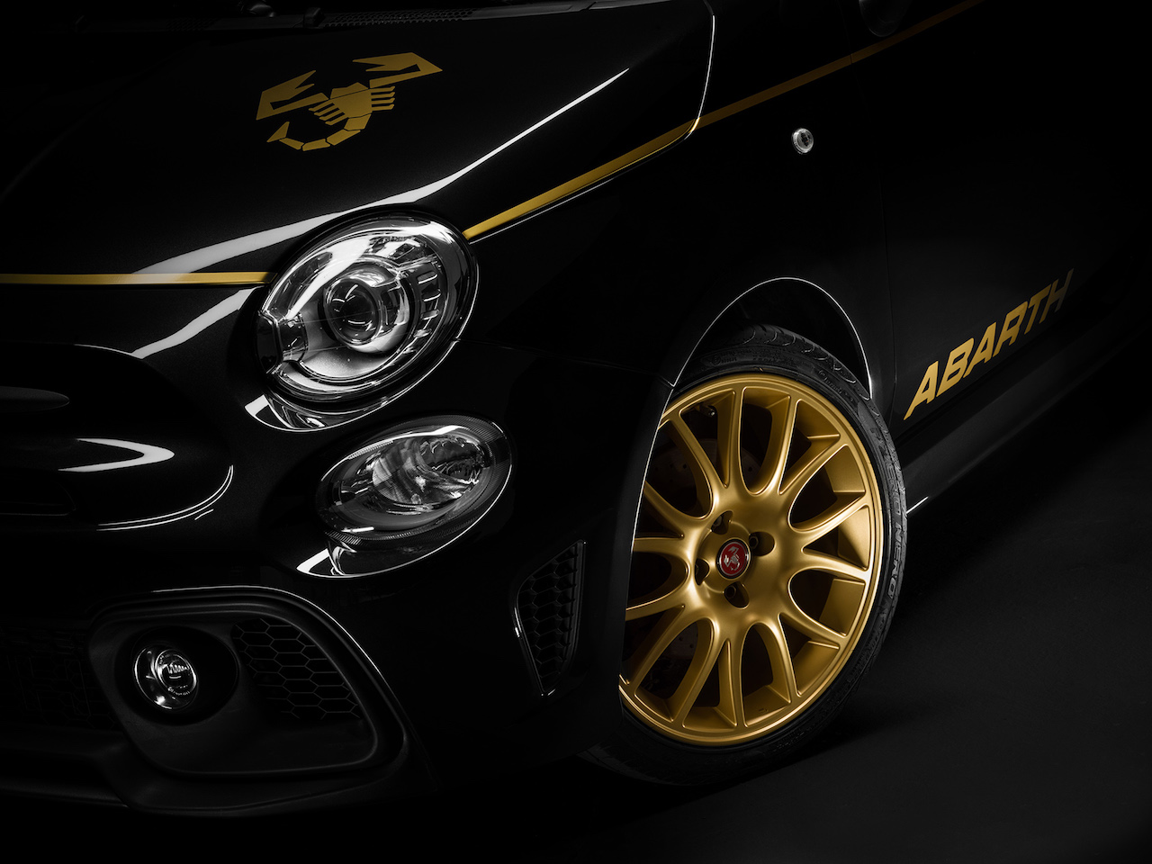 Abarth 595 Scorpioneoro 1110 8 画像 今どき貴重なmtの左ハンドルは完売必至 黒いサソリ の 595 スコルピオーネオーロ が0台限定で新登場 新車 Clicccar Com