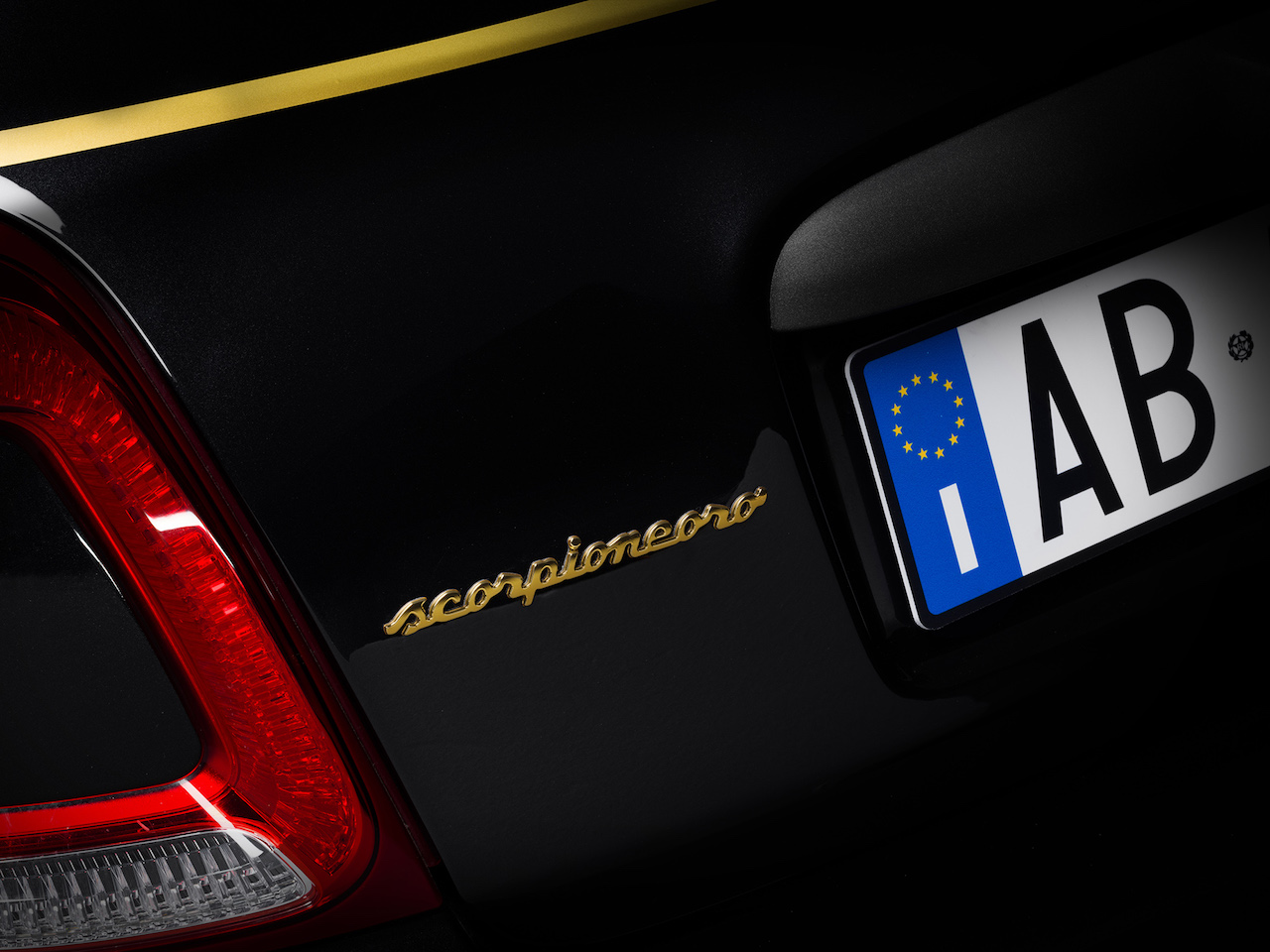 Abarth 595 Scorpioneoro 1110 8 画像 今どき貴重なmtの左ハンドルは完売必至 黒いサソリ の 595 スコルピオーネオーロ が0台限定で新登場 新車 Clicccar Com