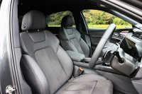 アウディe-tron Sportbackは、EVらしくアクセル操作に即座に反応する豪快な加速フィールと高い静粛性が自慢 - Audi_e-tron Sportback_20201110_9