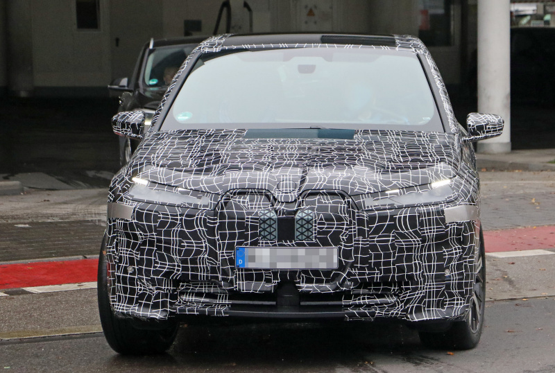 「光るハンドル装備！BMW「iNEXT」または「i5」は発表秒読みフラッグシップ電動SUV !!」の1枚目の画像