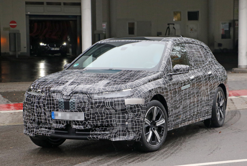 「光るハンドル装備！BMW「iNEXT」または「i5」は発表秒読みフラッグシップ電動SUV !!」の3枚目の画像