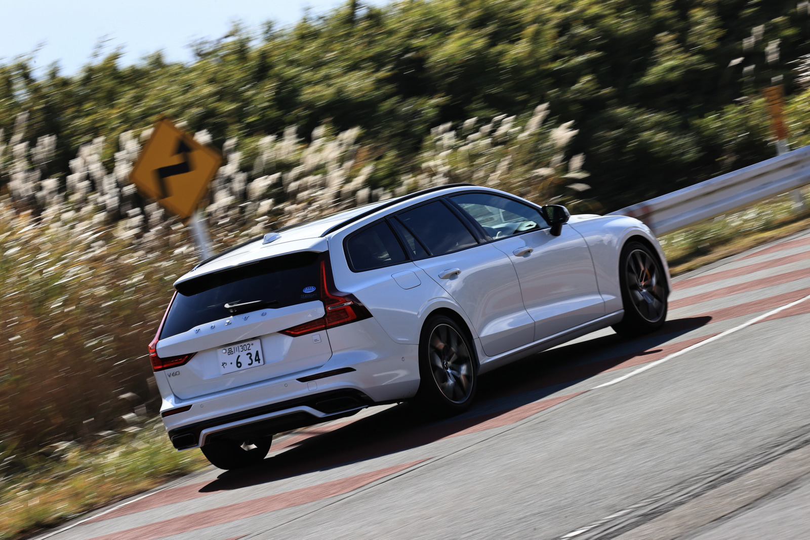 わずか数日で完売したボルボの高性能モデル T8 Polestar Engineered シリーズ V60の走りはスポーツカー並み 新車試乗 Clicccar Com