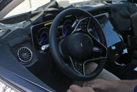 「メルセデス・ベンツのフラッグシップEVクロスオーバー「EQS SUV」市販型、コクピットを激写！」の12枚目の画像ギャラリーへのリンク