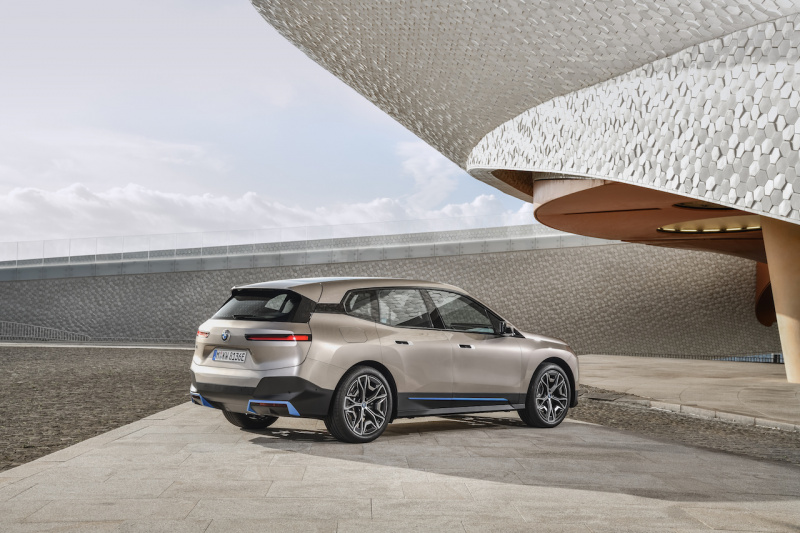「BMWが次世代EVの大型SUV「BMW iX」を公開」の4枚目の画像