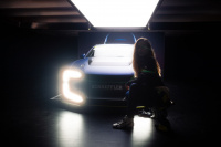「新技術満載の次期DTMレーシングマシン「E-car」を、あの女性ドライバーがドライブ」の1枚目の画像ギャラリーへのリンク