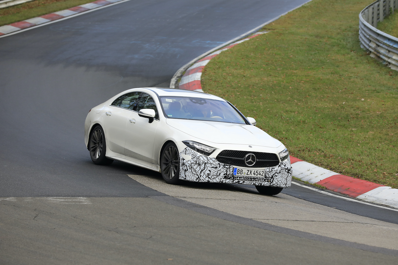 メルセデス・ベンツ「CLC」が4ドアで復活!? 謎のプロトをニュルで目撃