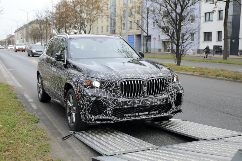「BMW X5が大幅改良へ！　プロトタイプの初スクープに成功」の1枚目の画像