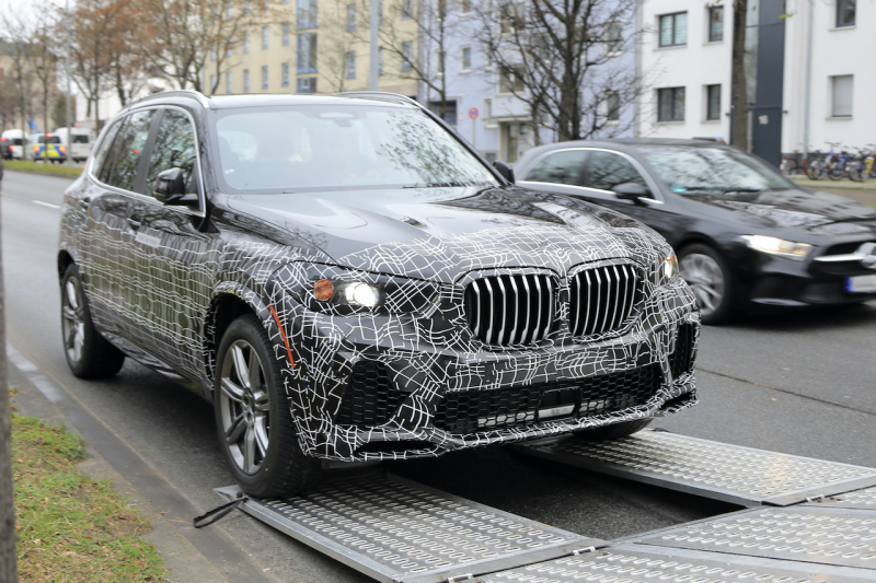 「BMW X5が大幅改良へ！　プロトタイプの初スクープに成功」の2枚目の画像