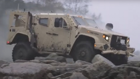 地雷を踏んでも生きて帰れる これがハンヴィー Hmmwv の後継車 Jltv だ Clicccar Com