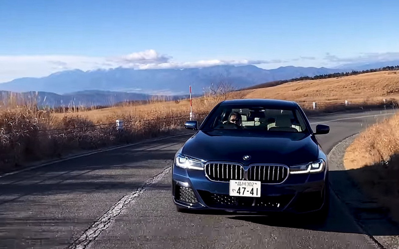 「BMW 530e M Sport Edition Joy＋は高速道路60km/h以下限定でハンズオフOK、コイツは新時代のMスポーツ！by清水和夫【SYE_X】」の1枚目の画像