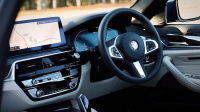 「BMW 530e M Sport Edition Joy＋は高速道路60km/h以下限定でハンズオフOK、コイツは新時代のMスポーツ！by清水和夫【SYE_X】」の5枚目の画像ギャラリーへのリンク