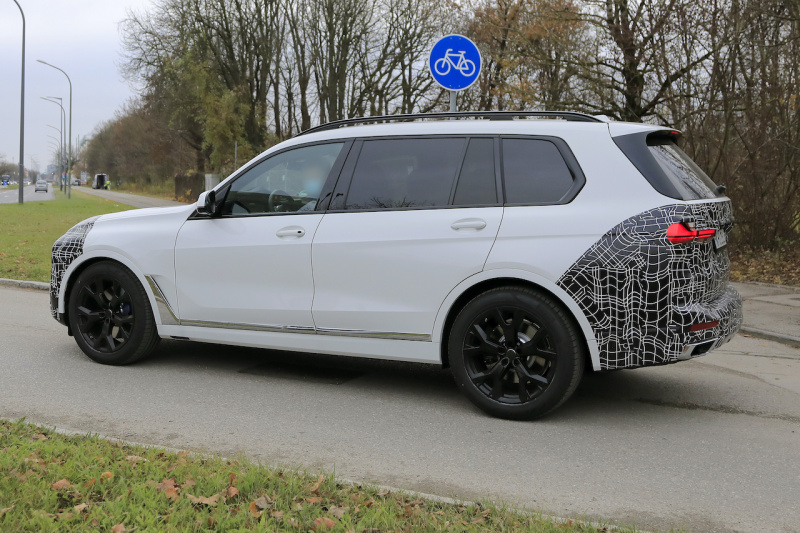 「レクサス新型7人乗りSUVに対抗!?　BMW X7が大幅改良へ！」の9枚目の画像