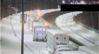 大雪に埋め込まれる大型車の行列（提供=東日本高速）