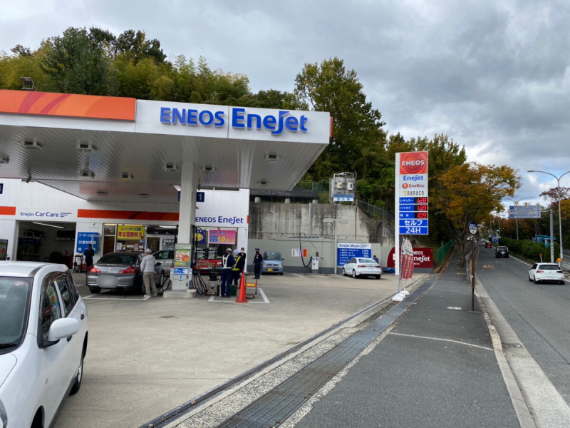 「ガソリンスタンドで「駐車場」を貸し出し。日本初の試みは給油所減少の歯止めとなるか？　」の1枚目の画像