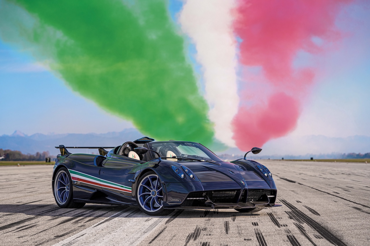 Pagani Huayra Tricolore 07a 画像 トリコローレ は限定3台で7億円 パガーニ ウアイラ ロードスターにイタリア空軍曲技飛行隊仕様が登場 Clicccar Com