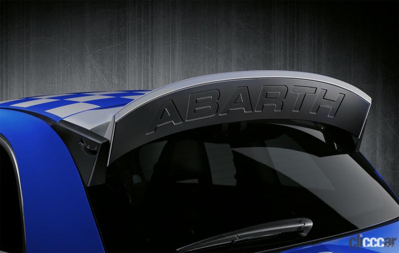 「大型リヤルーフスポイラーを備えたわずか20台限定の「Abarth 695 Anno del Toro」が登場」の6枚目の画像