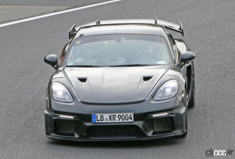「もう「プアマンズ911」とは言わせない！　究極のポルシェ・ケイマン「GT4 RS」市販型がニュルを疾走」の4枚目の画像