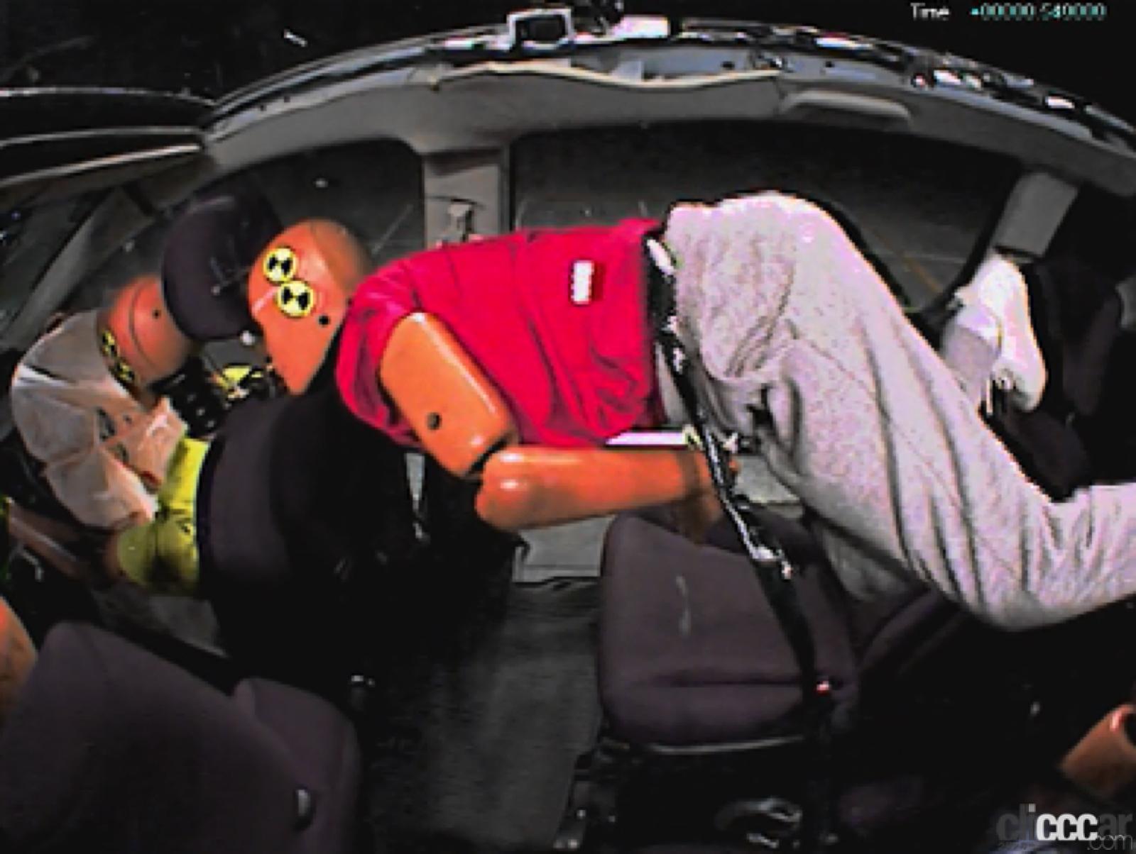 JAF_SEATBELT_TEST01 画像|一般道の後席シートベルトは未だに約60が非着用!「締めていない」と衝突事故時に起こる危険性はどうなる? JAF_SEATBELT_TEST01 画像|一般道の後席シートベルトは未だに約60が非着用!「締めていない」と衝突事故時に起こる危険性はどうなる?