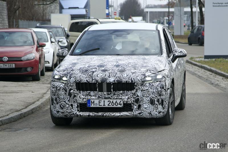 「BMW元祖FF、2シリーズAT次期型をキャッチ！新LEDやワイドグリルなど変更点が鮮明に！」の2枚目の画像