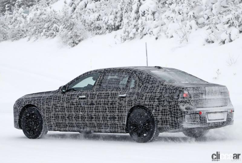 「BMW 7シリーズ次期型、上下2分割ヘッドライトや大型グリルを採用か？」の1枚目の画像