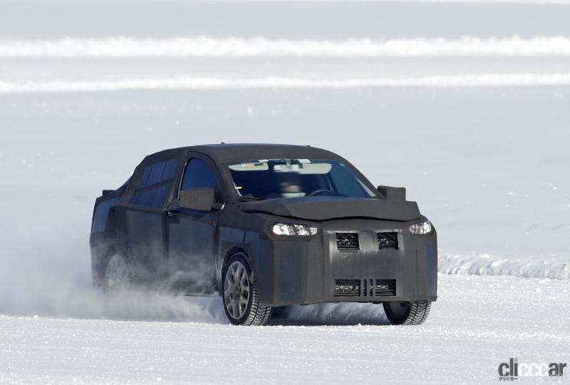 「SUVの次はハイライディング・セダンが来る!?　謎のフィアット開発車両をキャッチ」の1枚目の画像