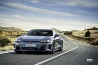 「アウディのEVらしい先進的でクールなエクステリアが際立つ「Audi e-tron GT」が日本初公開」の1枚目の画像ギャラリーへのリンク