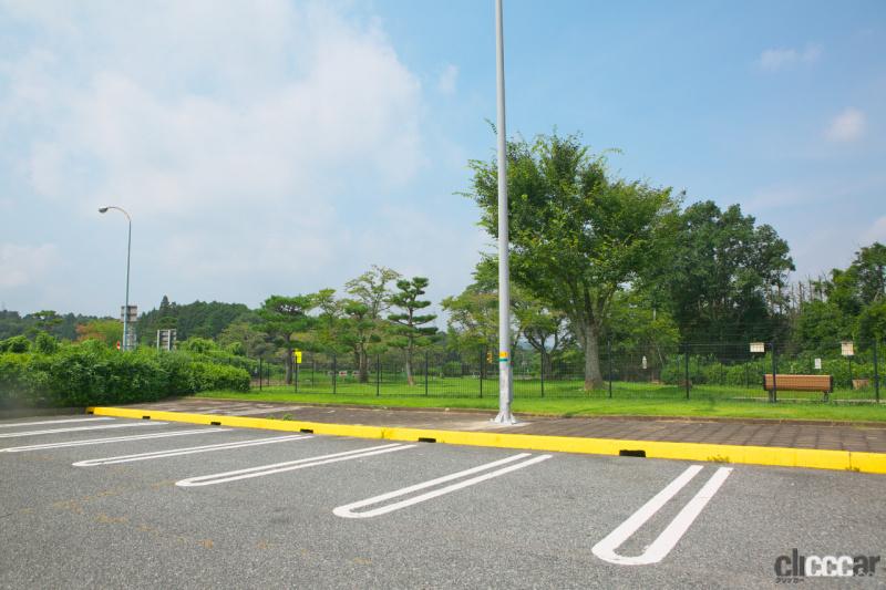 「【高速サービスエリア ドッグラン 山陽】中国道・勝央SA（上り）は人工芝と見間違えるほど手入れの行き届いた緑の絨毯は圧巻！」の4枚目の画像