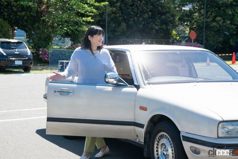 「「ポニーテールはふり向かない」女優・伊藤かずえは新しい車にもふり向かない！30年乗り続けた日産シーマのお気に入りはあの小さなワイパー!!」の1枚目の画像