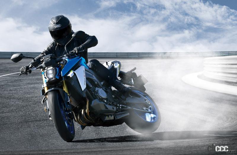 「縦目2灯ヘッドライトでイカツさUP！ スズキのコワモテ顔バイク「GSX-S1000」がフルモデルチェンジ」の1枚目の画像
